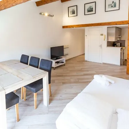 Spacious Two-bedroom In A Typical Old Alley Appartement *