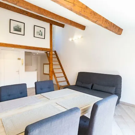 Spacious Two-bedroom In A Typical Old Alley Appartement Antibes