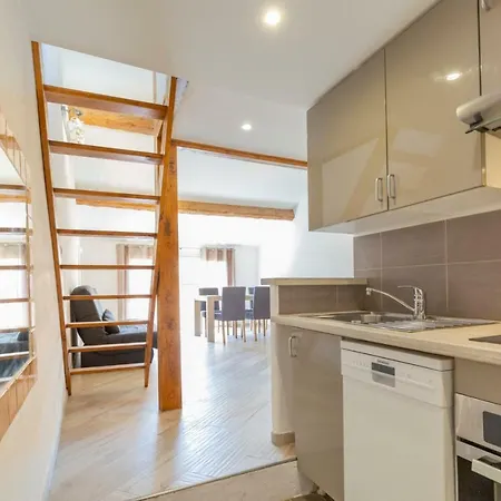 Apartman Spacious Two-bedroom In A Typical Old Alley